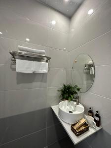 Baño blanco con lavabo y espejo en Thương Ơi House en Da Lat