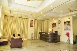 un hall d'accueil avec une réception et une salle d'attente dans l'établissement THE TRINETRA VILLA, à Sawai Madhopur