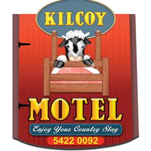 Kilcoy Motel في Kilcoy: علامة لبقرة صغيرة في كشك