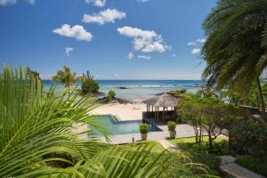 un complexe avec une piscine et une plage dans l'établissement Bon Azur Beachfront Suites & Penthouses by LOV, à Trou aux Biches