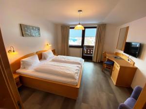 A television and/or entertainment centre at Wellness-Pension Jagahütt'n