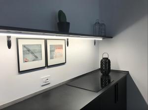 czarny blat w pokoju ze zdjęciami na ścianie w obiekcie BellHome 1 - Elegante appartamento nel centro di Bari w mieście Bari