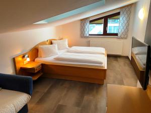 A bed or beds in a room at Wellness-Pension Jagahütt'n