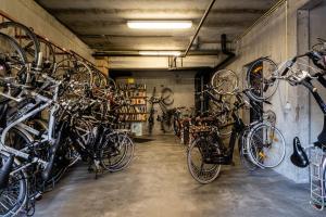een garage met een stel fietsen aan de muur bij Westhinder 605 in De Panne