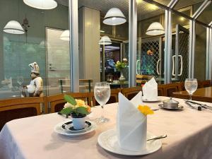 una mesa con platos y vasos en una mesa en un restaurante en Pension Puutaro en Zao Onsen