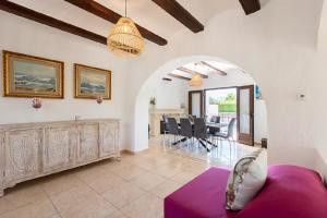 a living room with a table and a dining room at Villa ISLANDIA SUPER CÓMODA in Jávea