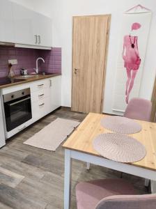 Kuchyňa alebo kuchynka v ubytovaní Brick House - Stylish studio in central Budapest