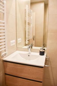 a bathroom with a sink and a mirror at Menta - Nuevo! Encantador estudio vista a pistas in Pas de la Casa