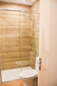 a bathroom with a toilet and a glass shower at Menta - Nuevo! Encantador estudio vista a pistas in Pas de la Casa
