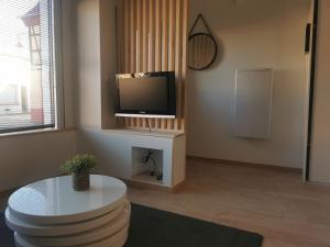 Kuchnia lub aneks kuchenny w obiekcie Le Château des Abeilles - appartement récemment rénové - proche centre village et route des vins
