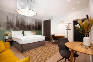 ein Hotelzimmer mit einem Bett und einem Tisch in der Unterkunft Hirschenhof in Spital am Semmering