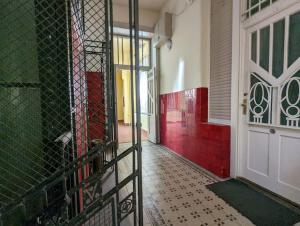 un pasillo vacío con una puerta y una puerta en Purple Room - Stylish and lively central studio en Budapest