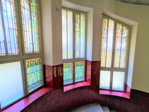 A seating area at Stylish & Cozy Central Studio - Purple Room
