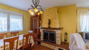 a living room with a fireplace and a dining room at Casa Rural cerca de Granada Otura by Ruralidays in Otura