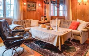 - un salon avec une table et un canapé dans l'établissement 3 Bedroom Stunning Home In Sjusjen, à Sjusjøen