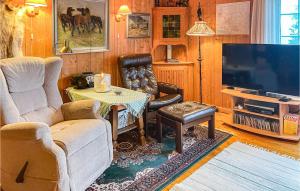 ein Wohnzimmer mit einem Sofa, einem TV und einem Tisch in der Unterkunft 3 Bedroom Stunning Home In Sjusjen in Sjusjøen