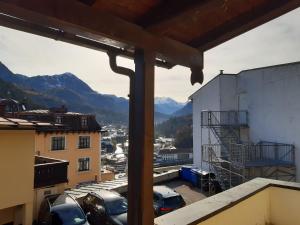 einen Balkon mit Stadtblick in der Unterkunft Villa Max in Berchtesgaden