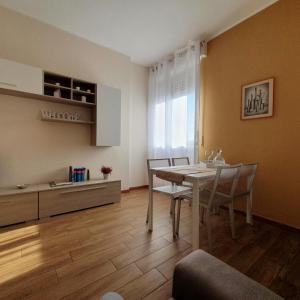 cocina y comedor con mesa y sillas en BnButler - Isonzo - Luminoso Appartamento in Porta Romana en Milán