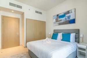 Postel nebo postele na pokoji v ubytování Harbour Gate Tower 1 - 1BR Apartment - Allsopp&Allsopp