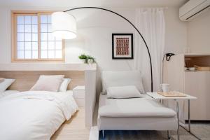 Rúm í herbergi á Asakusa Designer Hotel YOSHII