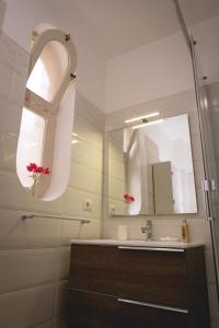 A bathroom at Le Villette - Taormina