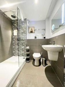 a bathroom with a toilet and a sink and a shower at Modern 3 Bedroom Apartment, West End in Edinburgh