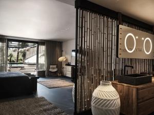 Uma área de estar em Myconian O, a Member of Design Hotels