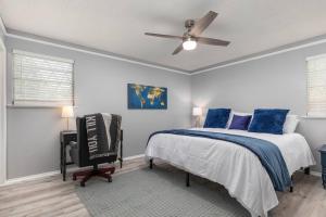 Schlafzimmer mit einem Bett und einem Deckenventilator in der Unterkunft Summer Deal! Air Force 1 Heroes Home - Sheppard AFB Wichita Falls in Wichita Falls