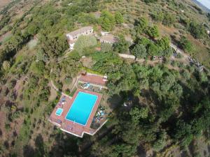 uma vista aérea de uma casa com uma piscina numa colina em L'Antico Casale em Polizzi Generosa