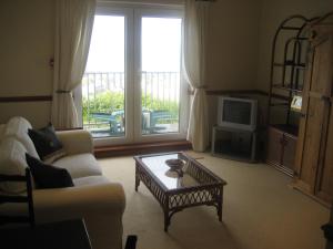 ein Wohnzimmer mit einem Sofa und einem Couchtisch in der Unterkunft Priory Lodge Hotel in Newquay