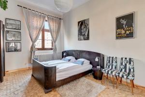 Un dormitorio con una cama grande y una ventana en Danzig 1925 Old Town Apartment, en Gdansk