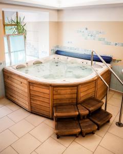 a jacuzzi tub with a bench in a bathroom at Ośrodek Konferencyjno-Wypoczynkowy "Parzenica" w Zakopanem in Zakopane