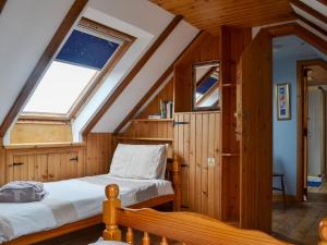 een slaapkamer met 2 bedden op een zolder bij Sunrise Apartment in Lochmaddy