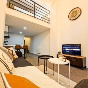 Televízia a/alebo spoločenská miestnosť v ubytovaní L’atelier C magnifique Loft avec terrasse privée