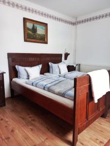 a bedroom with two beds and a picture on the wall at Ferienwohnung Pasek in Mehlmeisel