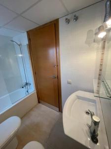 ペニスコラにあるAlpen1 Pompeyaのバスルーム(洗面台、トイレ、シャワー付)
