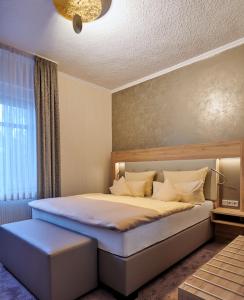 Een bed of bedden in een kamer bij Ambient Hotel Zum Schwan