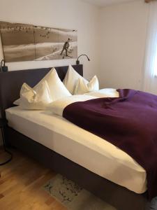 Łóżko lub łóżka w pokoju w obiekcie Chalet Karin