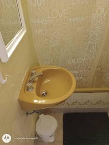baño con lavabo amarillo y aseo en BEAUTIFUL BUENOS AIRES en Buenos Aires