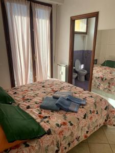 Un dormitorio con una cama con toallas. en Golden Lungarno River, en Florencia