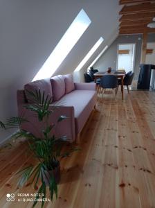 uma sala de estar com um sofá e uma mesa em Drei-Seiten-Hof Étable mit Schwimmteich und Klimanlage em Fuchshain