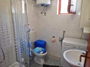 Bilik mandi di Apartment Nika +28 gambar