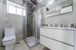 Koupelna v ubytování Sea view 2 bedroom apartment 2 min away from the beach + 22 fotografií