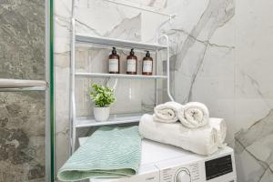 a washer and dryer in a bathroom with towels at Salem in Zaozërnyy +5 photos