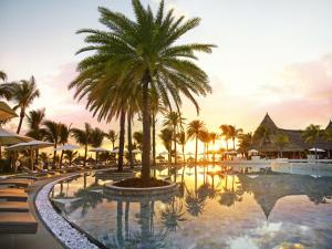 Бассейн в LUX* Belle Mare Resort & Villas или поблизости