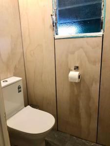 Elle comprend une petite salle de bains pourvue de toilettes et d'une fenêtre. dans l'établissement Comfy at Ed's - 20 mins to Kaiteri & Abel Tasman, à Motueka