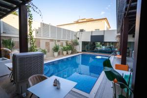 vistas a la piscina desde el balcón de una casa en Royal Prestige Hotel, en Dubái