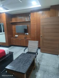 ハイデラバードにあるHotel New Maruthi Inn, LB Nagarのベッドルーム(ベッド1台、デスク、テレビ付)
