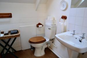 a bathroom with a toilet and a sink at Dullies Cottage in Dullstroom +41 photos