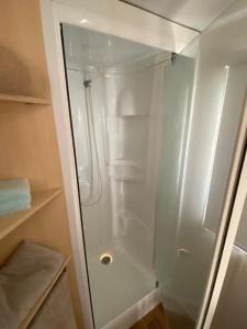 prysznic ze szklanymi drzwiami w łazience w obiekcie Bungalows-Cortijo Da Luigi-4 adultos-2 Dormitorios-Piscina-Ideal familias-Cártama-Málaga w mieście Cártama
